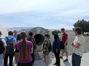 物理 students listening to a presentation at LIGO.