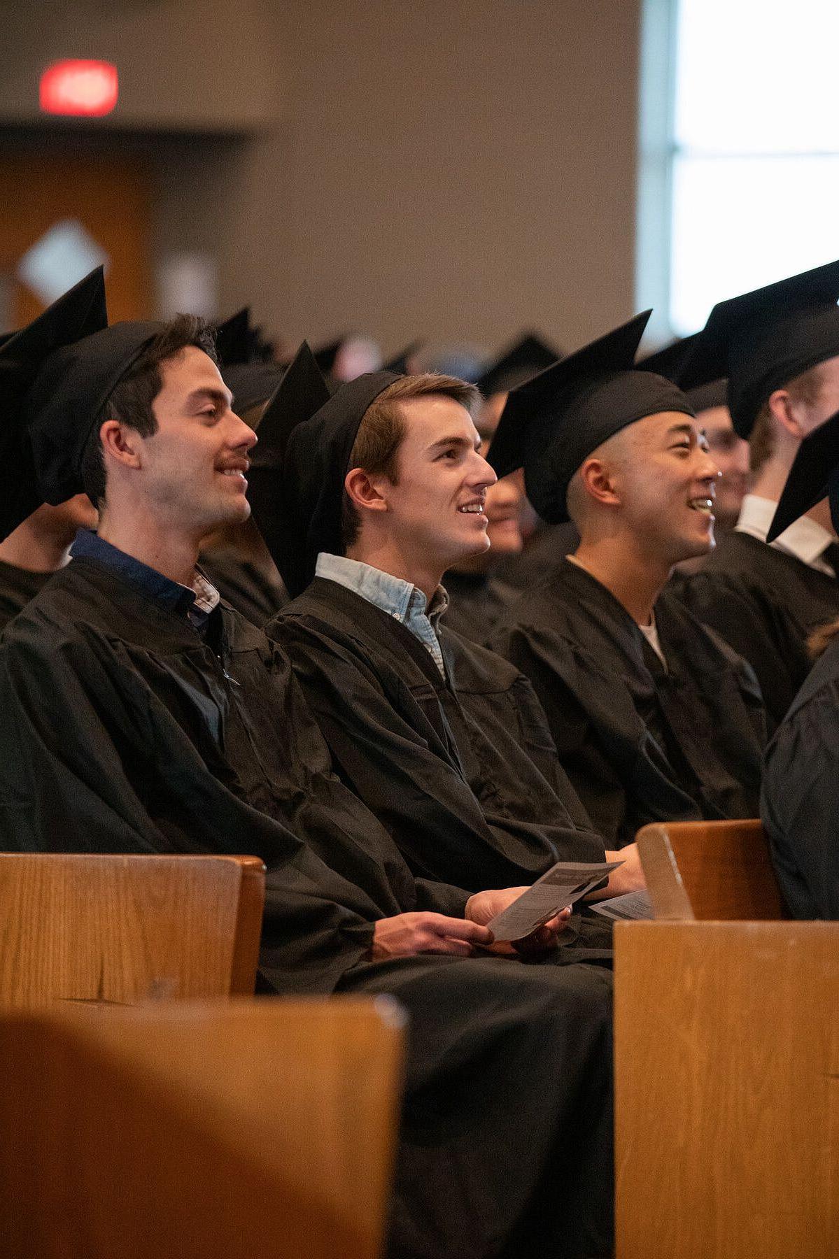 Seniors listen to senior recognition 社区 program